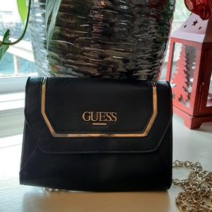 Guess Wallet on a Chain/ crossbody